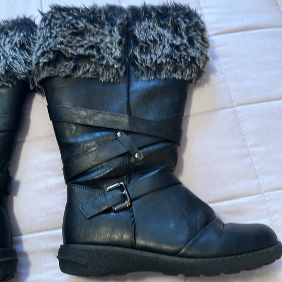 Comfy Moda Canada winter boots. - Picture 3 of 10